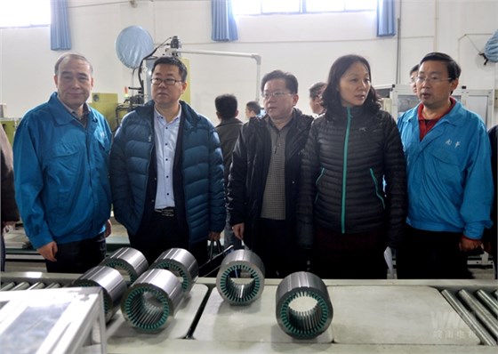 管兵陪同考核组参观线圈车间自动化流水线 管兵陪同考核组参观线圈车间自动化流水线