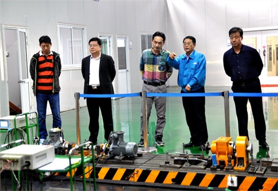 总经理陈学锋陪同来宾参观 总经理陈学锋陪同来宾参观