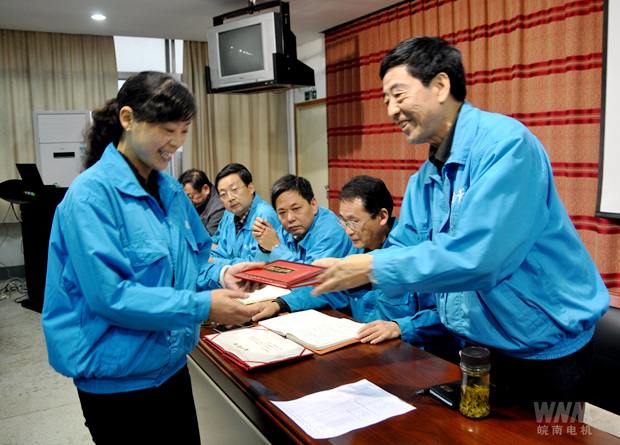 董事长陈根喜为获奖部门颁奖  董事长陈根喜为获奖部门颁奖