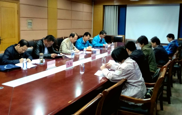 总经理陈学锋向调研组介绍公司的生产经营情况 总经理陈学锋向调研组介绍公司的生产经营情况