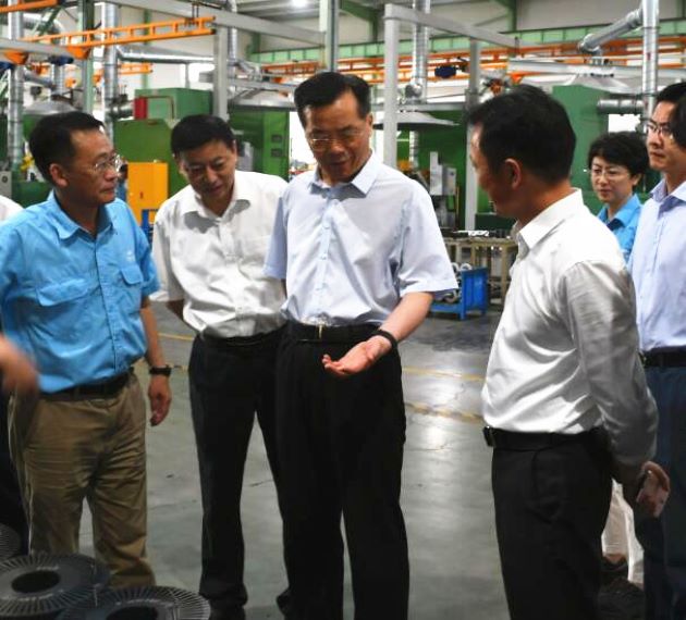 图为省政协副主席韩军在皖南电气调研 图为省政协副主席韩军在皖南电气调研